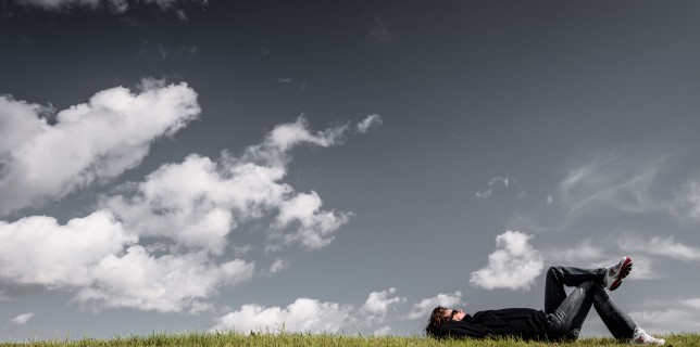 homme-seul-allonge-sur-l-herbe-fotomelia